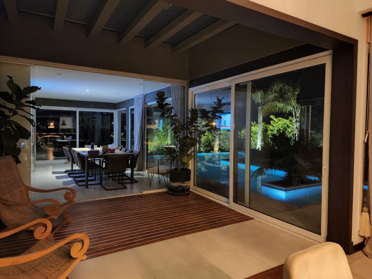 Galería integrada con comedor y vista al exterior